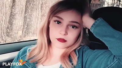 Bebé sensual chupa alegremente no cartão de desconto