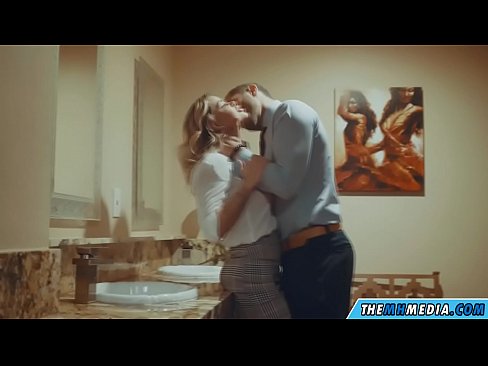 ❤️ Quando uma loira peituda o seduz numa casa de banho pública Porno real vídeo em pt.yh9n.top